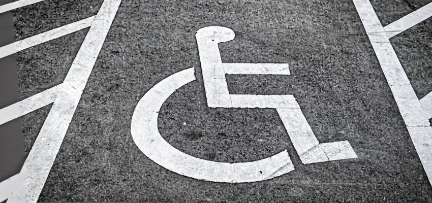 Behindertenparkplatz am Flughafen Köln-Bonn